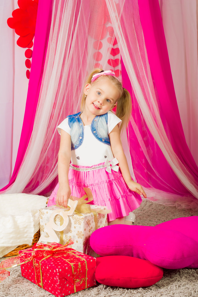 Klein meisje in een roze rok - Foto, afbeelding