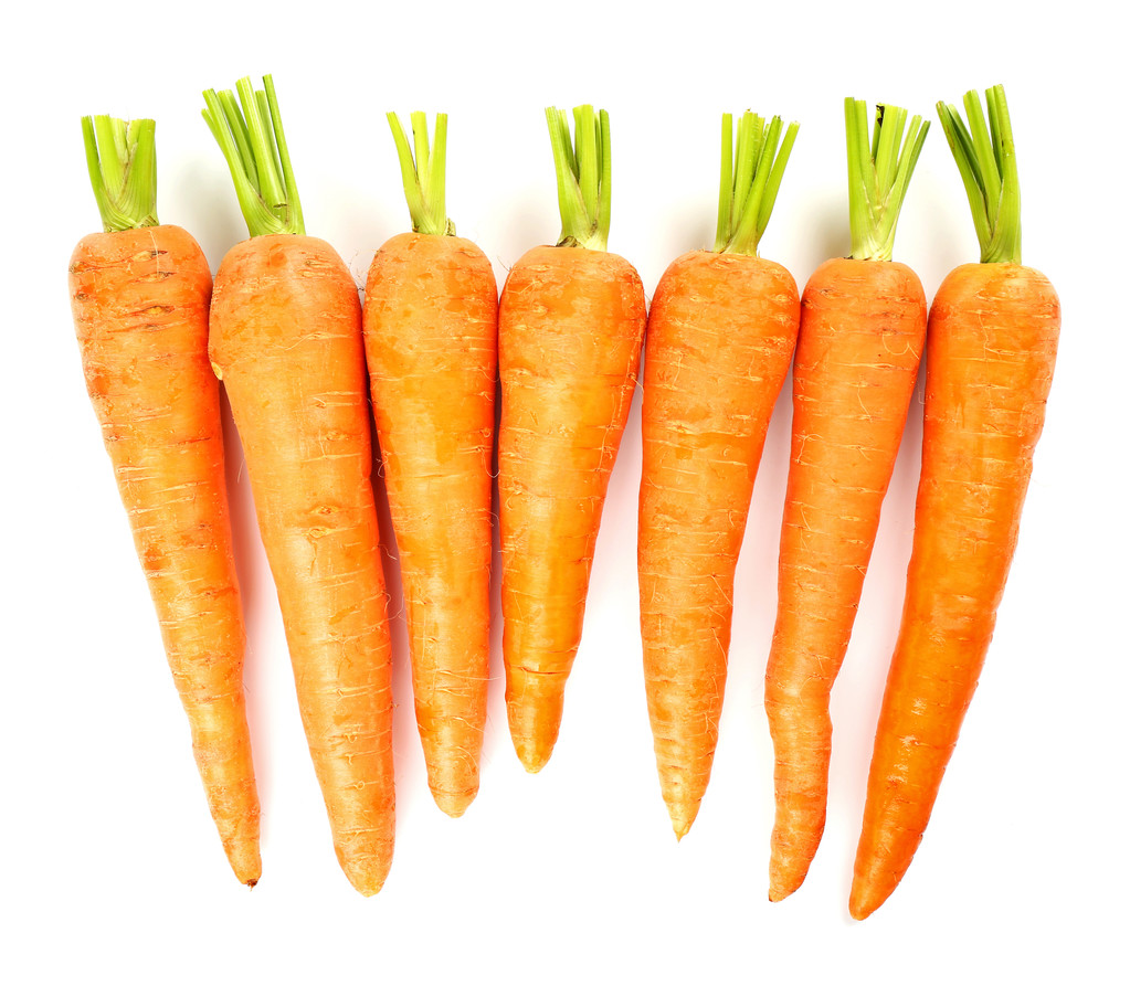 Tuoreet kypsät porkkanat, valkoisella eristetyt
 - Valokuva, kuva