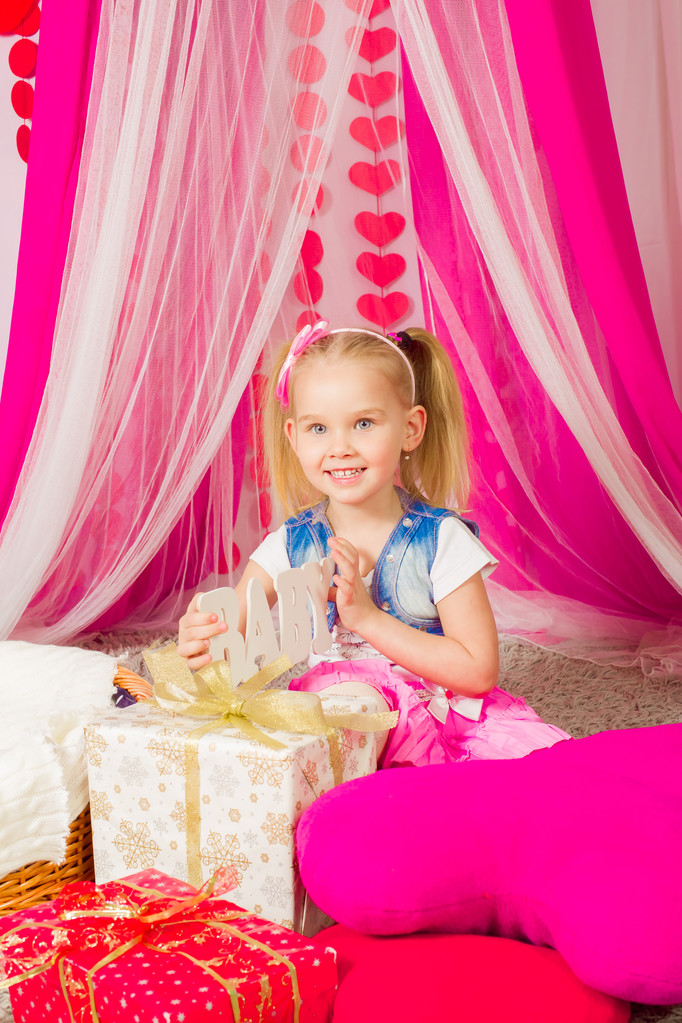 Μικρό κορίτσι σε ένα ροζ φούστα - Φωτογραφία, εικόνα