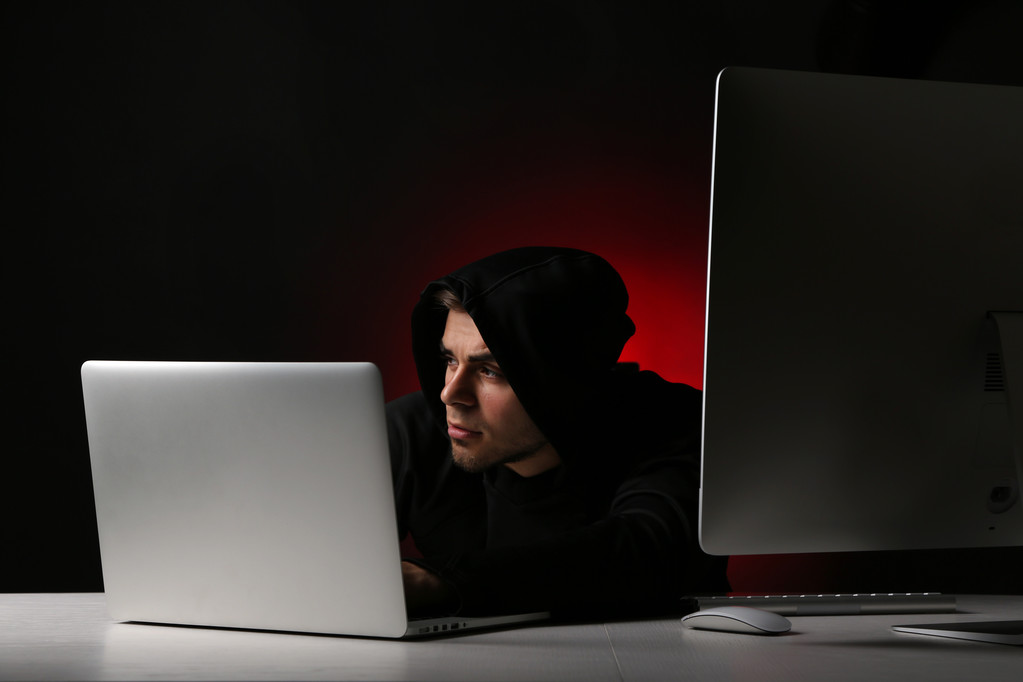 Pirate informatique et ordinateur portable sur fond sombre
  - Photo, image