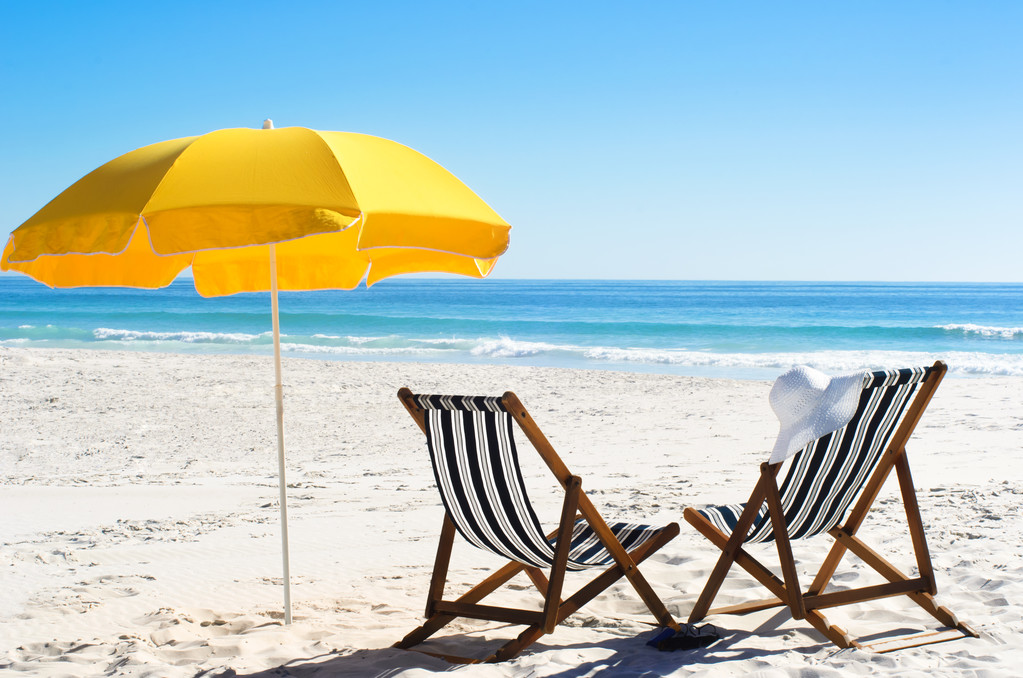 sillas de playa en la arena
 - Foto, Imagen