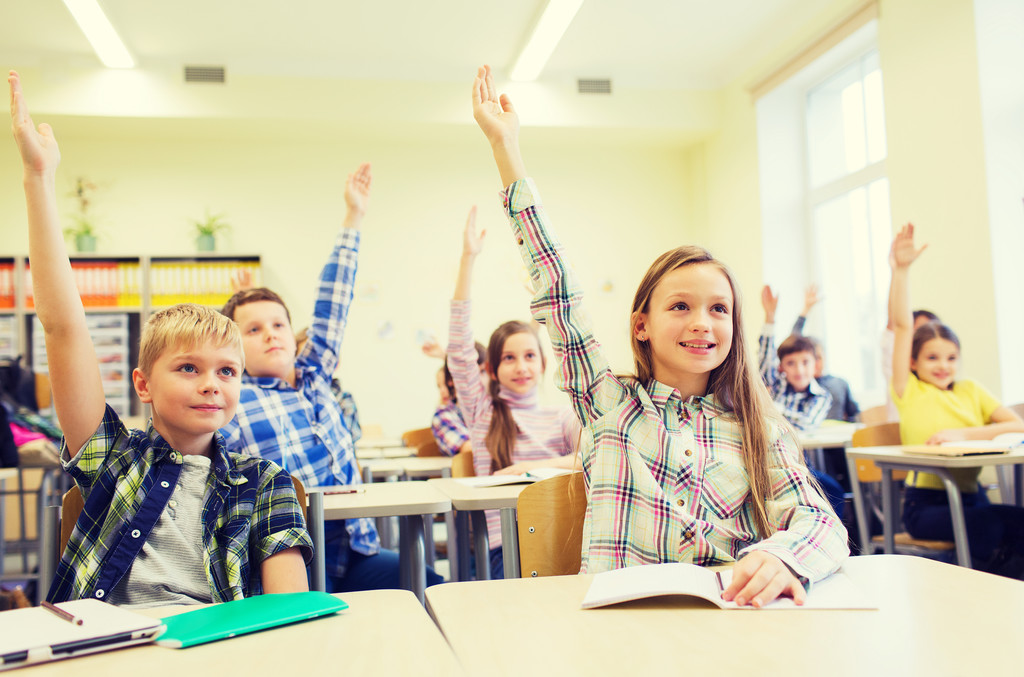 Grupa szkoły dzieci podniesienie rąk w klasie - Zdjęcie, obraz
