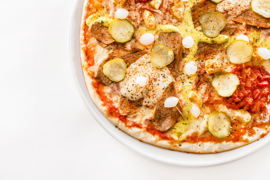 Beyaz tabakta sıcak pizza - Fotoğraf, Görsel