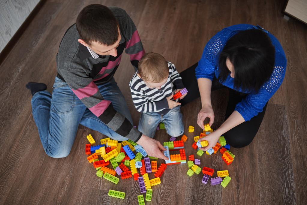 щаслива сім'я грає з кубиками
 - Фото, зображення