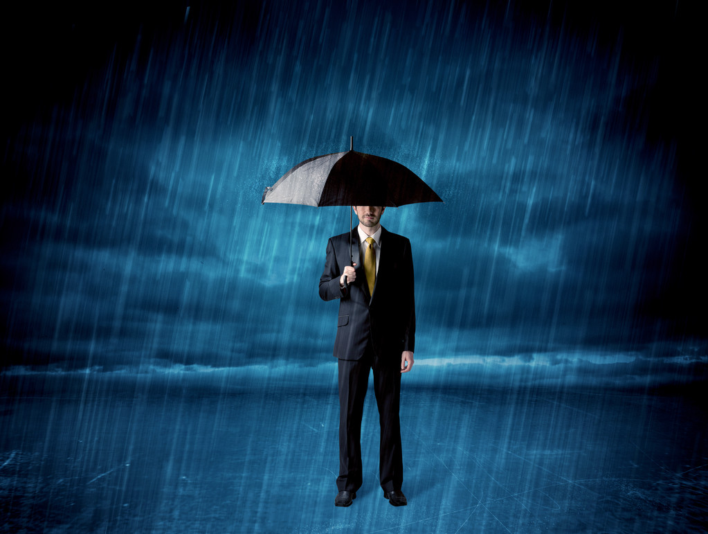 Homme d'affaires debout sous la pluie avec un parapluie - Photo, image