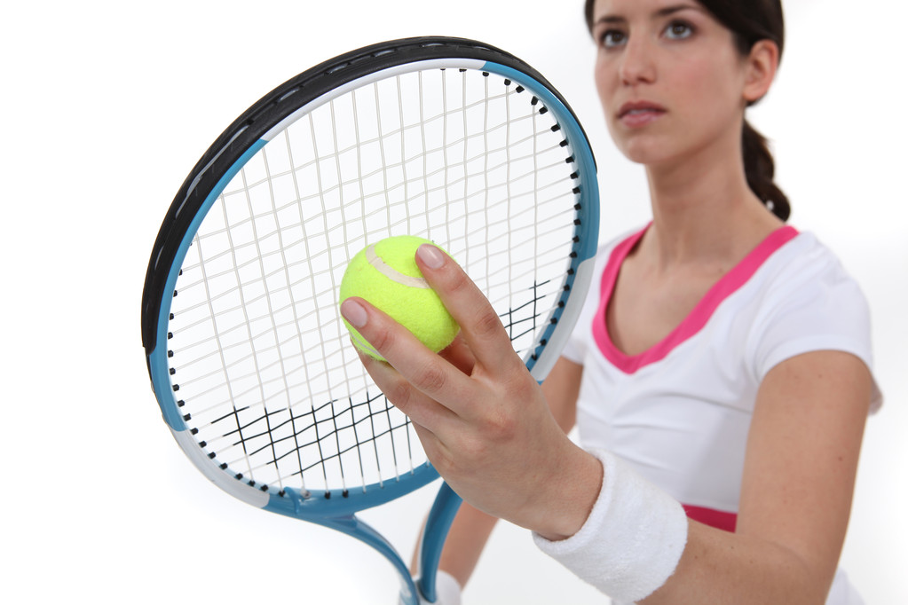 Tennisspielerin vor dem Aufschlag isoliert auf weißem Hintergrund - Foto, Bild