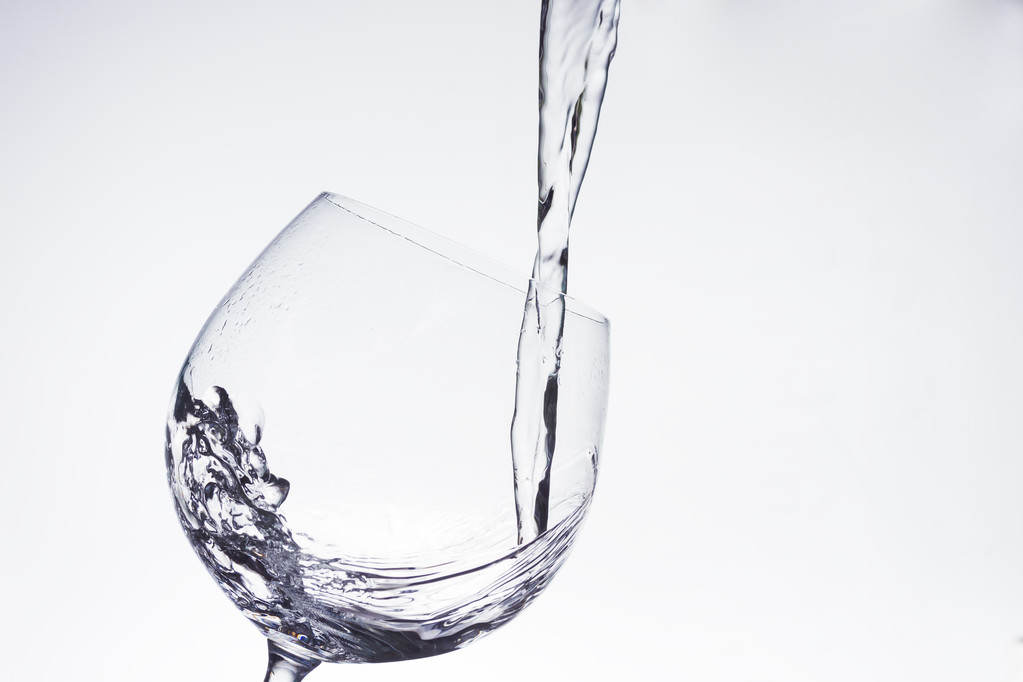 Voda proudí do skleničku - Fotografie, Obrázek