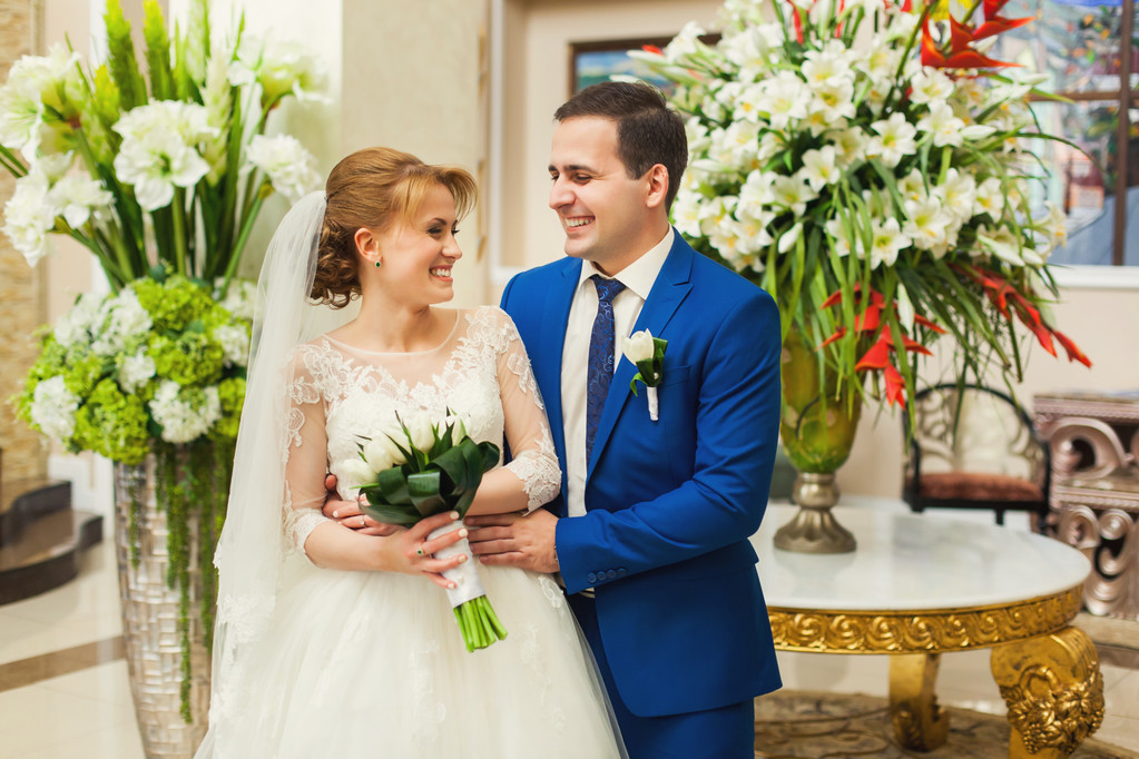 Noiva e noivo em interior de luxo
 - Foto, Imagem