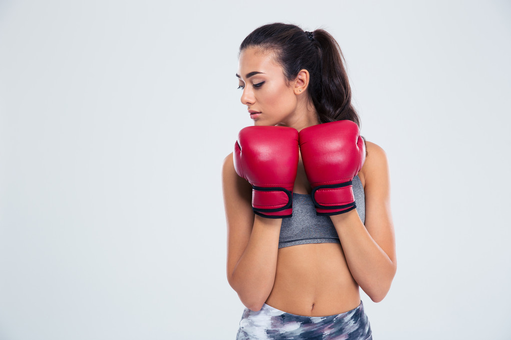 Savunma duruş boks eldivenli duran spor kadın - Fotoğraf, Görsel