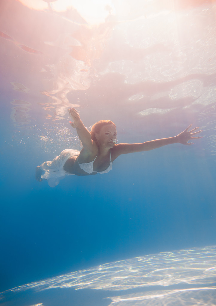 jonge vrouw zwemmen onder water - Foto, afbeelding