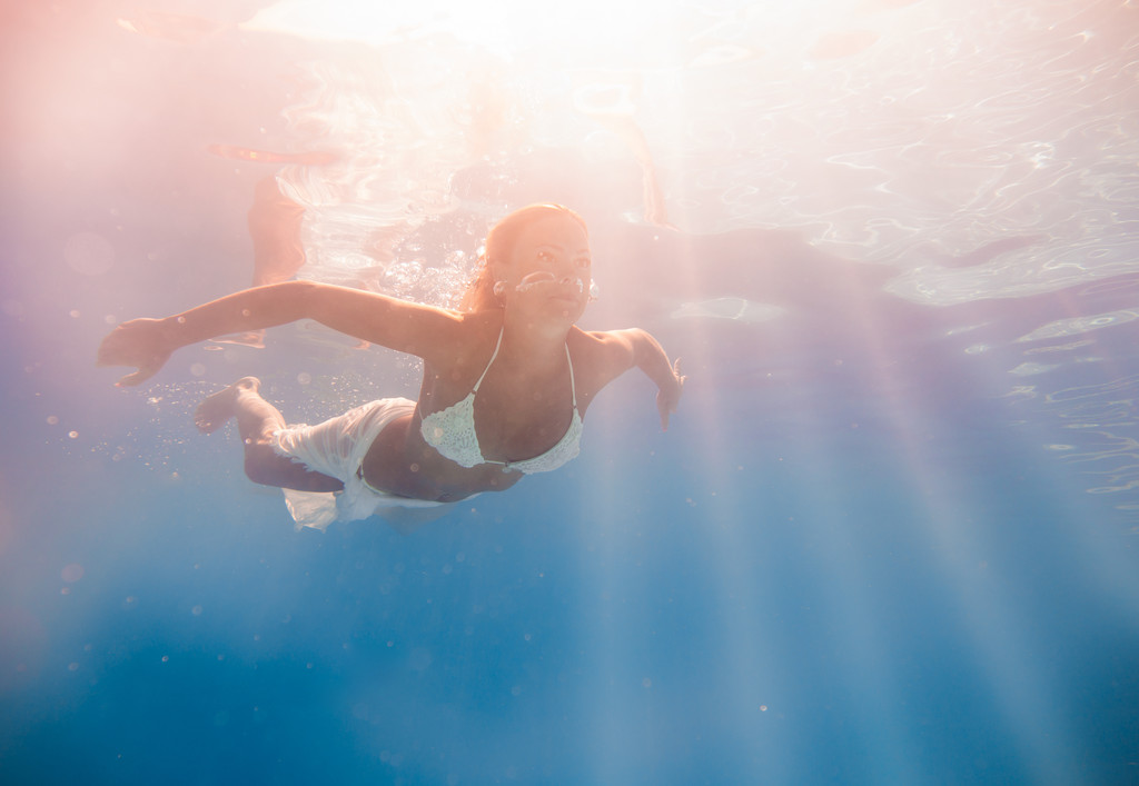 jonge vrouw zwemmen onder water - Foto, afbeelding
