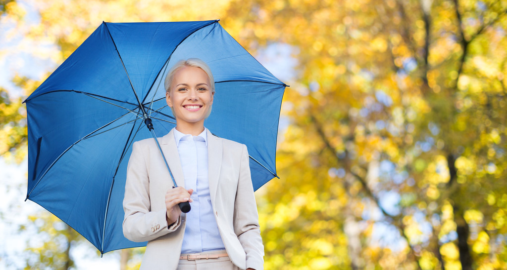 秋の背景の上の傘で実業家 - 写真・画像