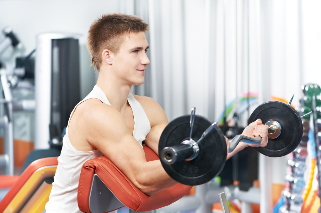 Culturista hombre entrenamiento bíceps ejercicios musculares
 - Foto, Imagen
