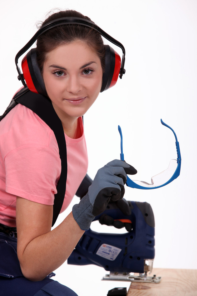 Femme utilisant une scie à ruban
 - Photo, image