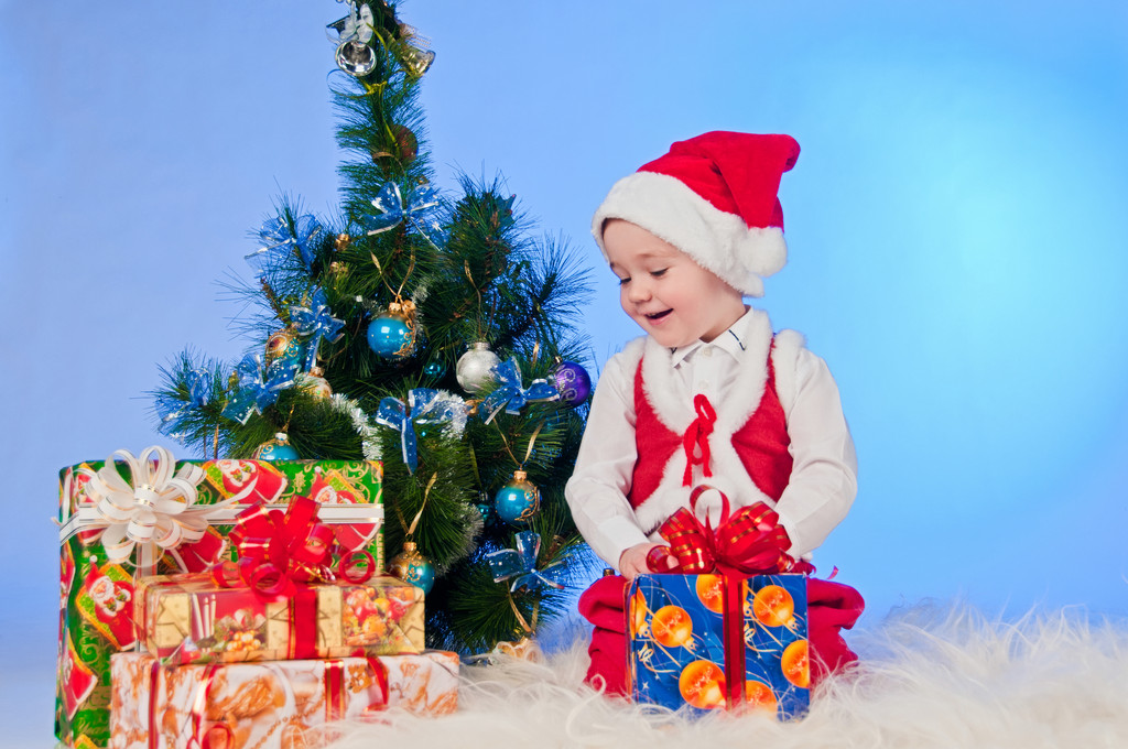 Lustiges lachendes Baby im Weihnachtsmannanzug mit Geschenkbox. - Foto, Bild