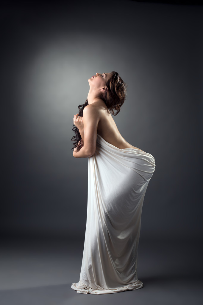 Fotografía de bailarina moderna posando curvada ante la cámara
 - Foto, Imagen