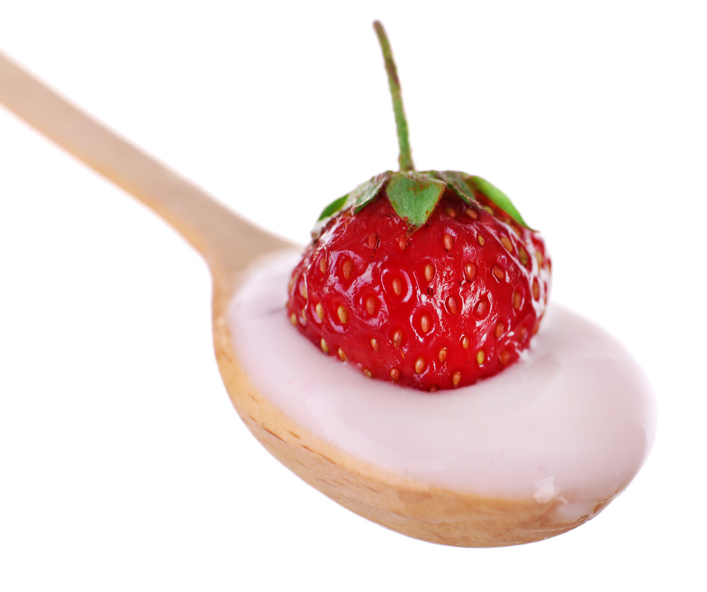 Νόστιμο γιαούρτι σε κουτάλι με φράουλα που απομονώνονται σε λευκό - Φωτογραφία, εικόνα
