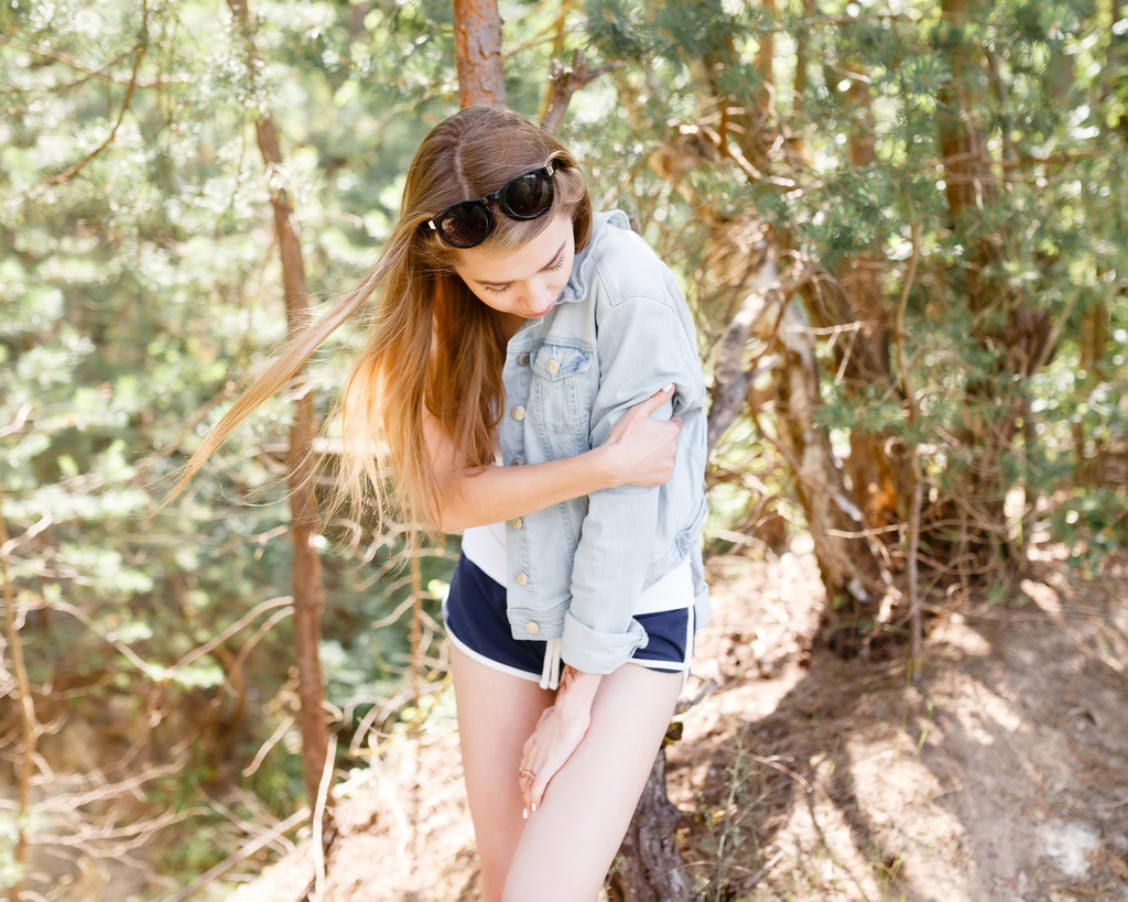 Passeggiata emotiva ragazza giornata estiva nel parco forestale
. - Foto, immagini