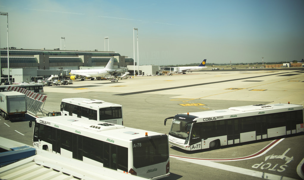 rom, italien 29. Juli 2015: Düsenflugzeug am 29. Juli 2015 in Italien am internationalen Flughafen angedockt - Foto, Bild