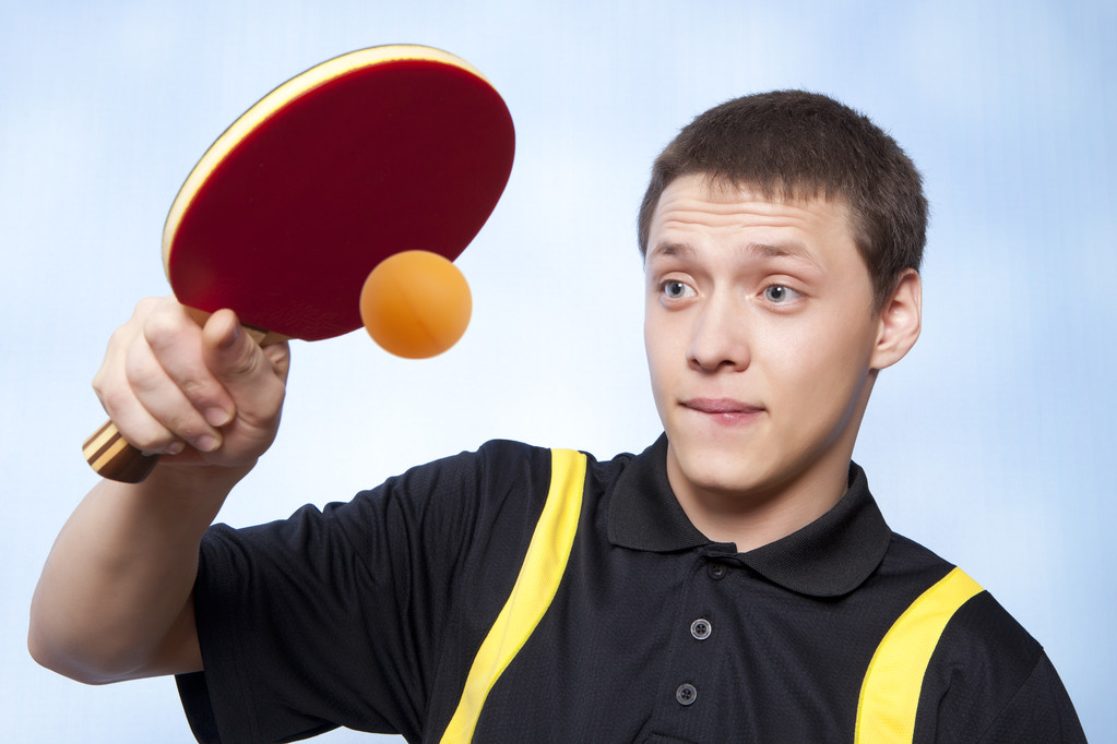 Hombre jugando ping pong
 - Foto, imagen