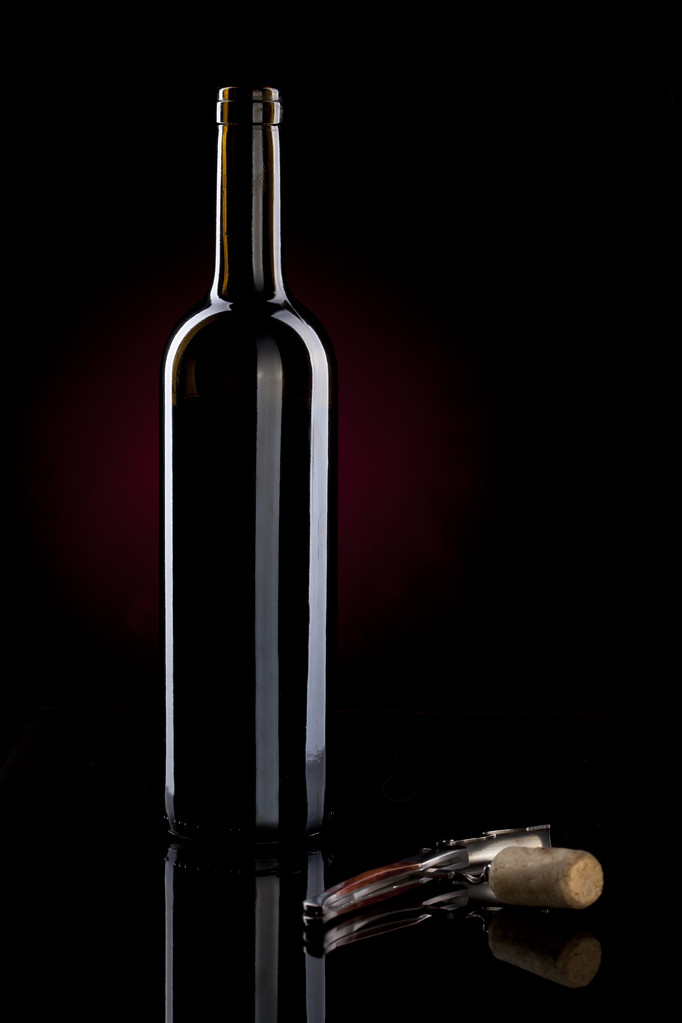 бутылка красного вина - Фото, изображение