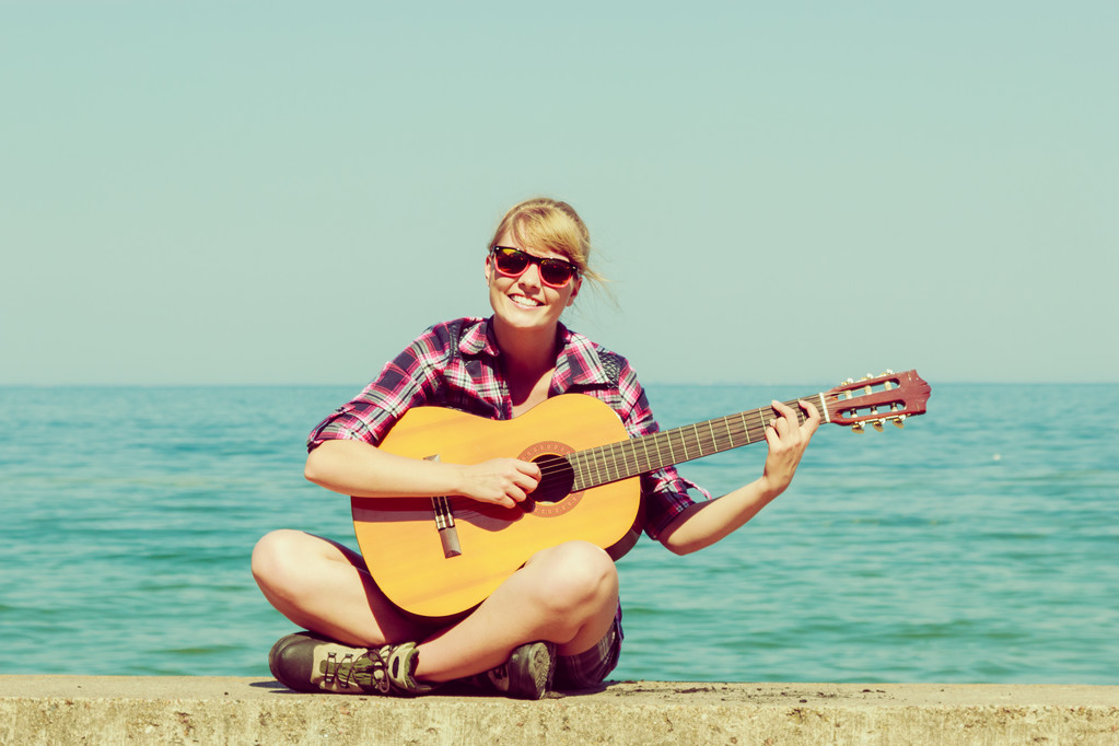 junge Frau mit Gitarre im Freien - Foto, Bild