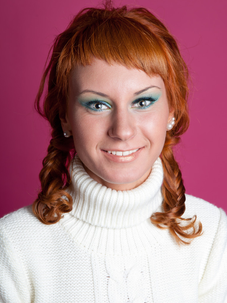 portret rudowłosej dziewczynki w biały sweter - Zdjęcie, obraz