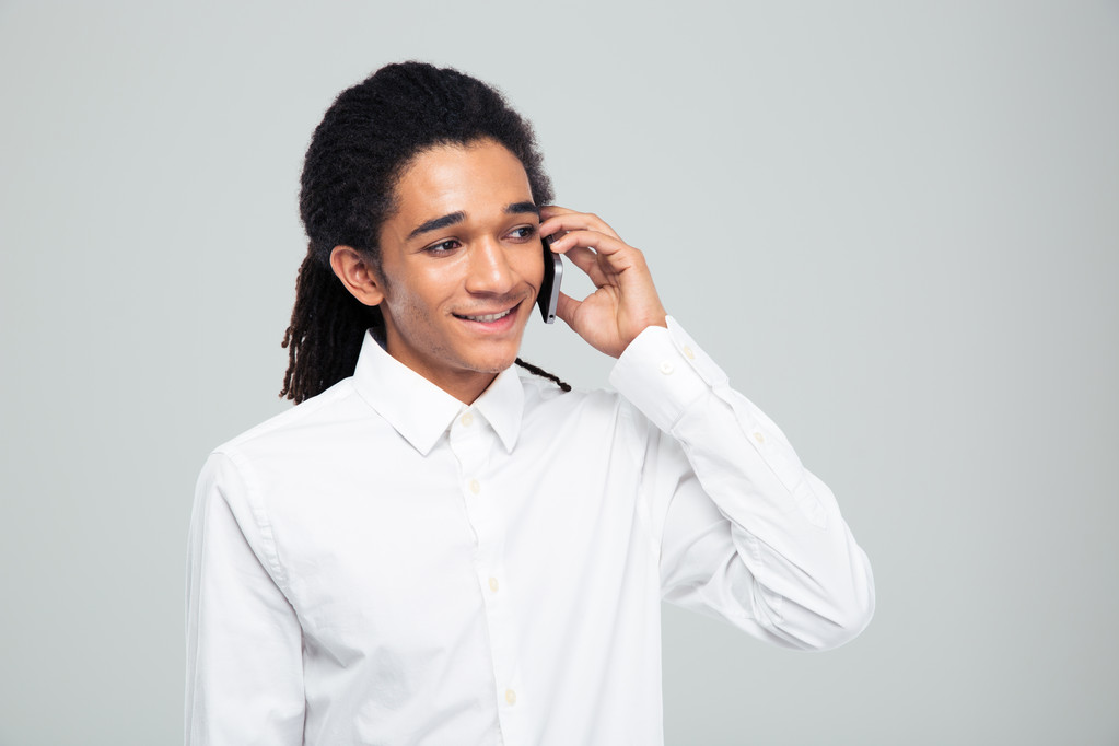 Homme d'affaires afro-américain parlant au téléphone
  - Photo, image