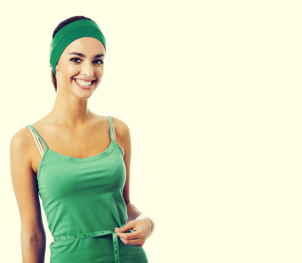 Mujer joven en ropa de fitness que mide la cintura, con copyspace
 - Foto, Imagen