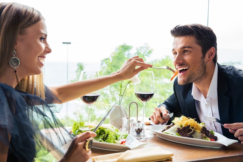 pareja almorzando en restaurante - Foto, Imagen