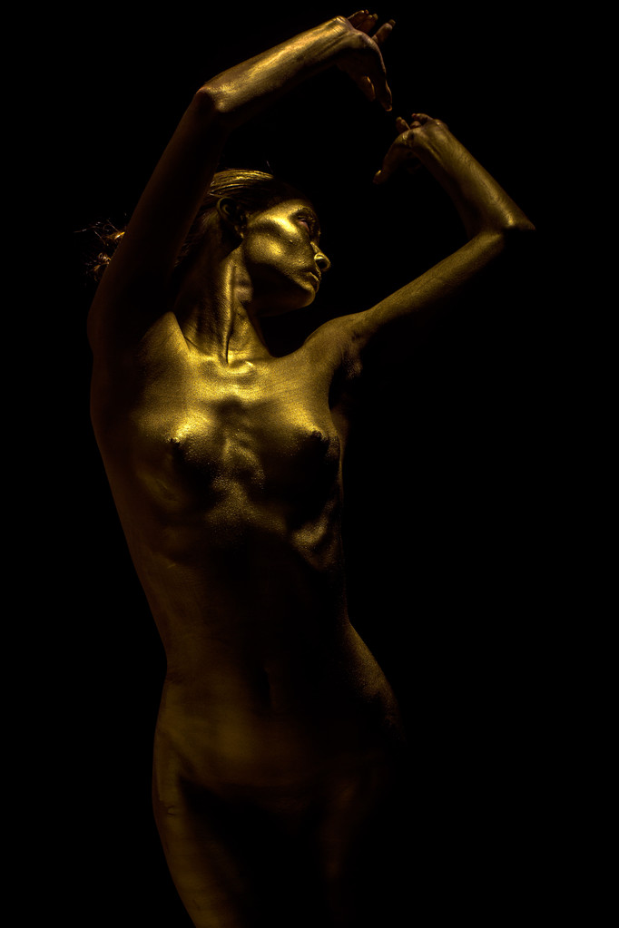 服を脱がし黄金の女性の身体 - 写真・画像