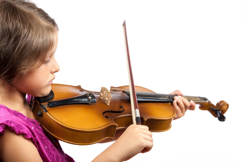 Mooi meisje spelen van de viool op een witte achtergrond. - Foto, afbeelding