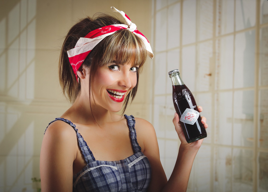 Kaunis retro tyttö tilalla vanha vuosikerta coca cola pullo
 - Valokuva, kuva