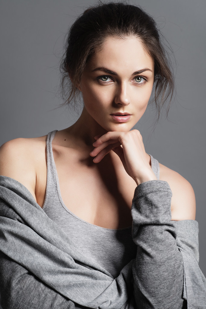 mujer joven en ropa gris casual
 - Foto, imagen
