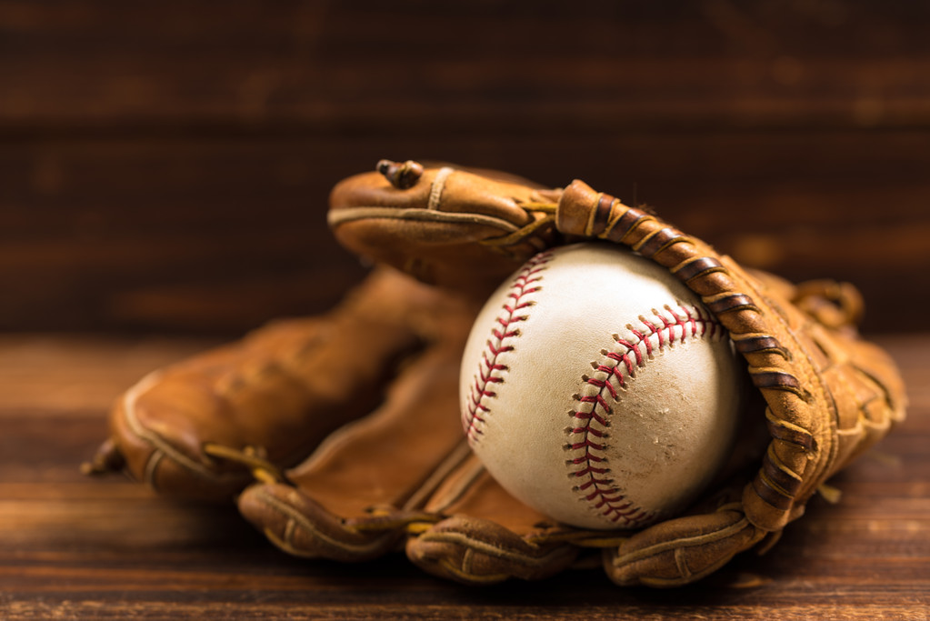 Skórzane rękawice baseball i piłka na drewnianej ławce - Zdjęcie, obraz