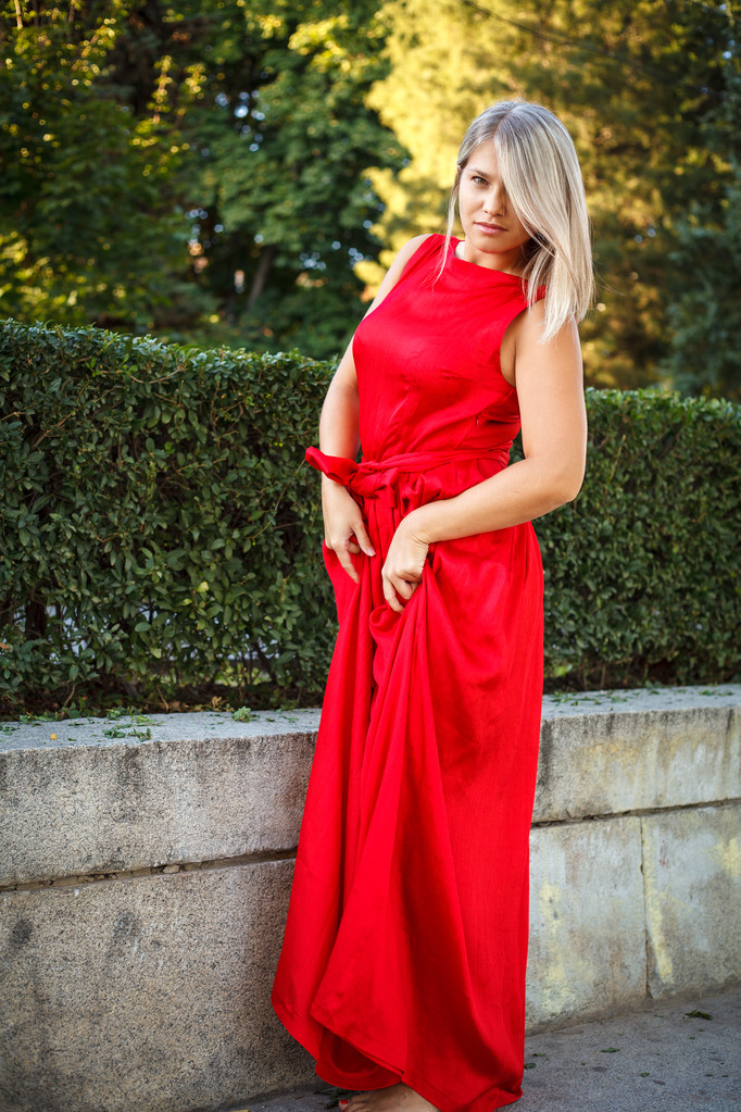 belle fille posant dans une robe de soirée rouge dans le parc en plein air
 - Photo, image