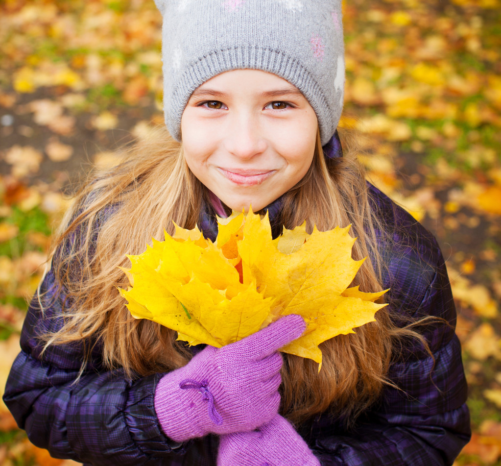 Meisje in de herfst - Foto, afbeelding