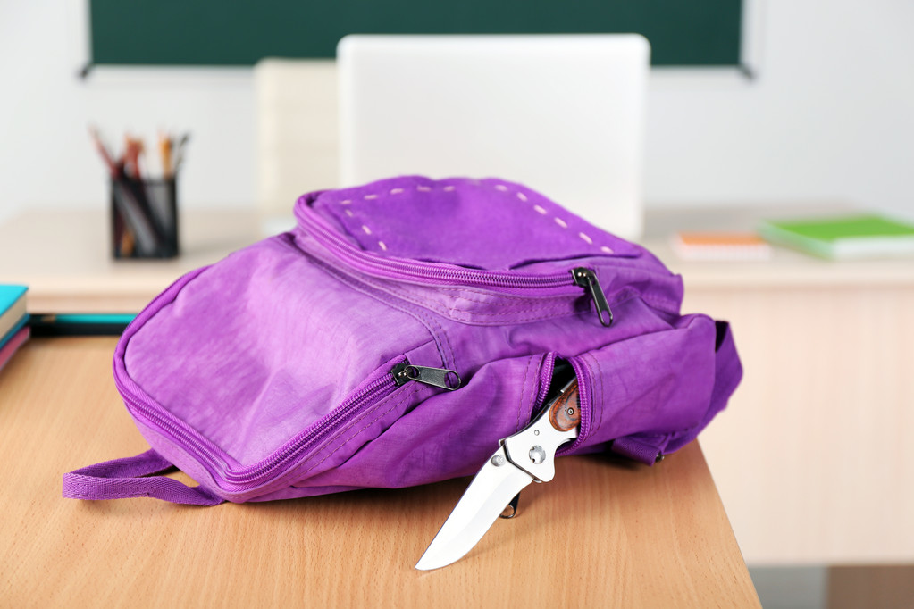 Rucksack mit Messer im Klassenzimmer - Foto, Bild
