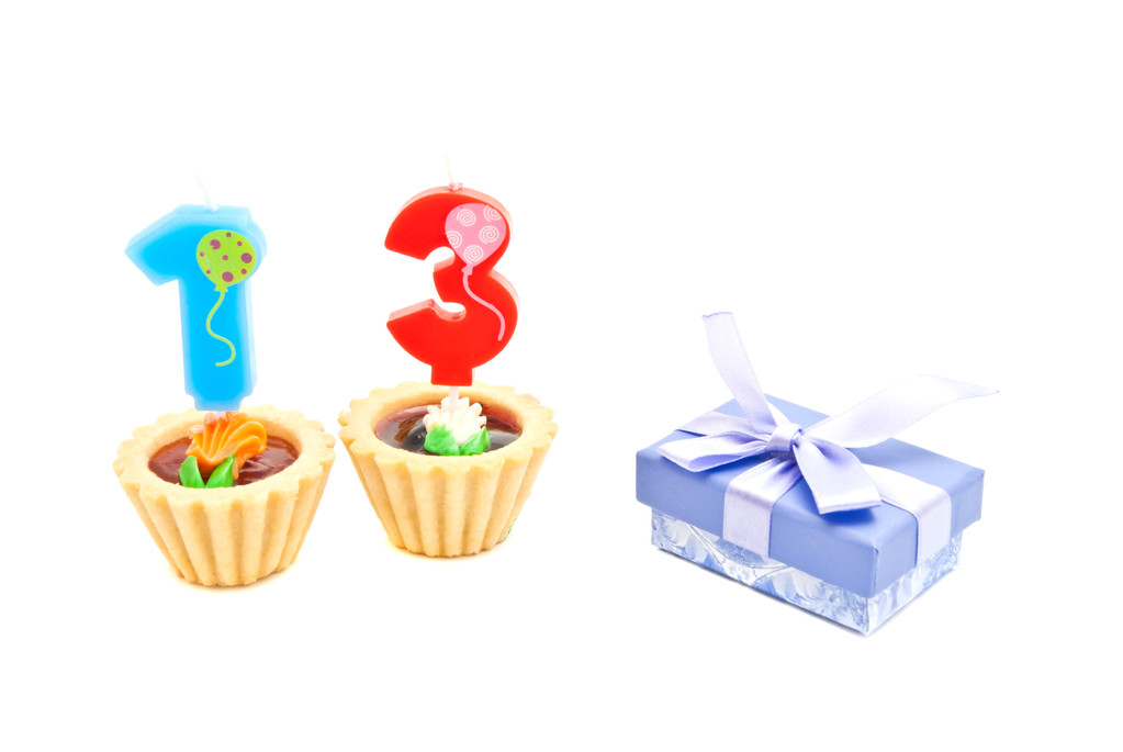 торти з тринадцятирічними свічками на день народження та подарунком на білому
  - Фото, зображення