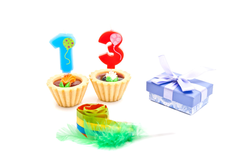 торти з тринадцятирічними свічками на день народження, свист і подарунок
 - Фото, зображення