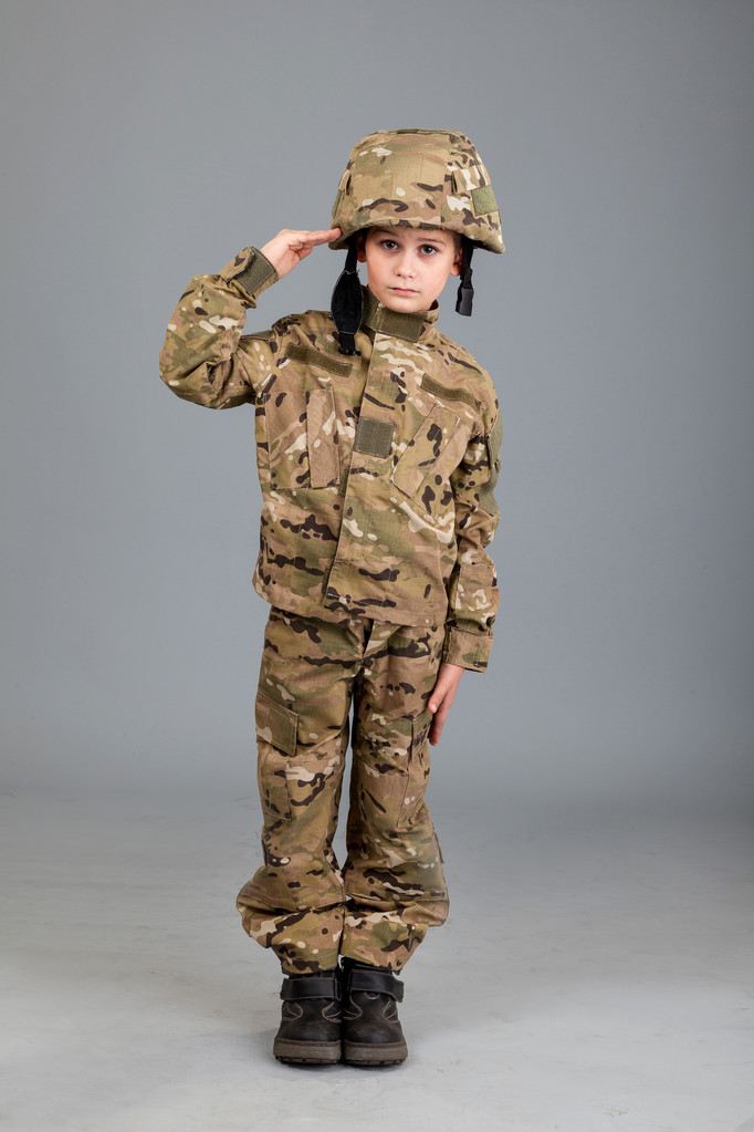 Молодий хлопчик одягнений як солдат
 - Фото, зображення