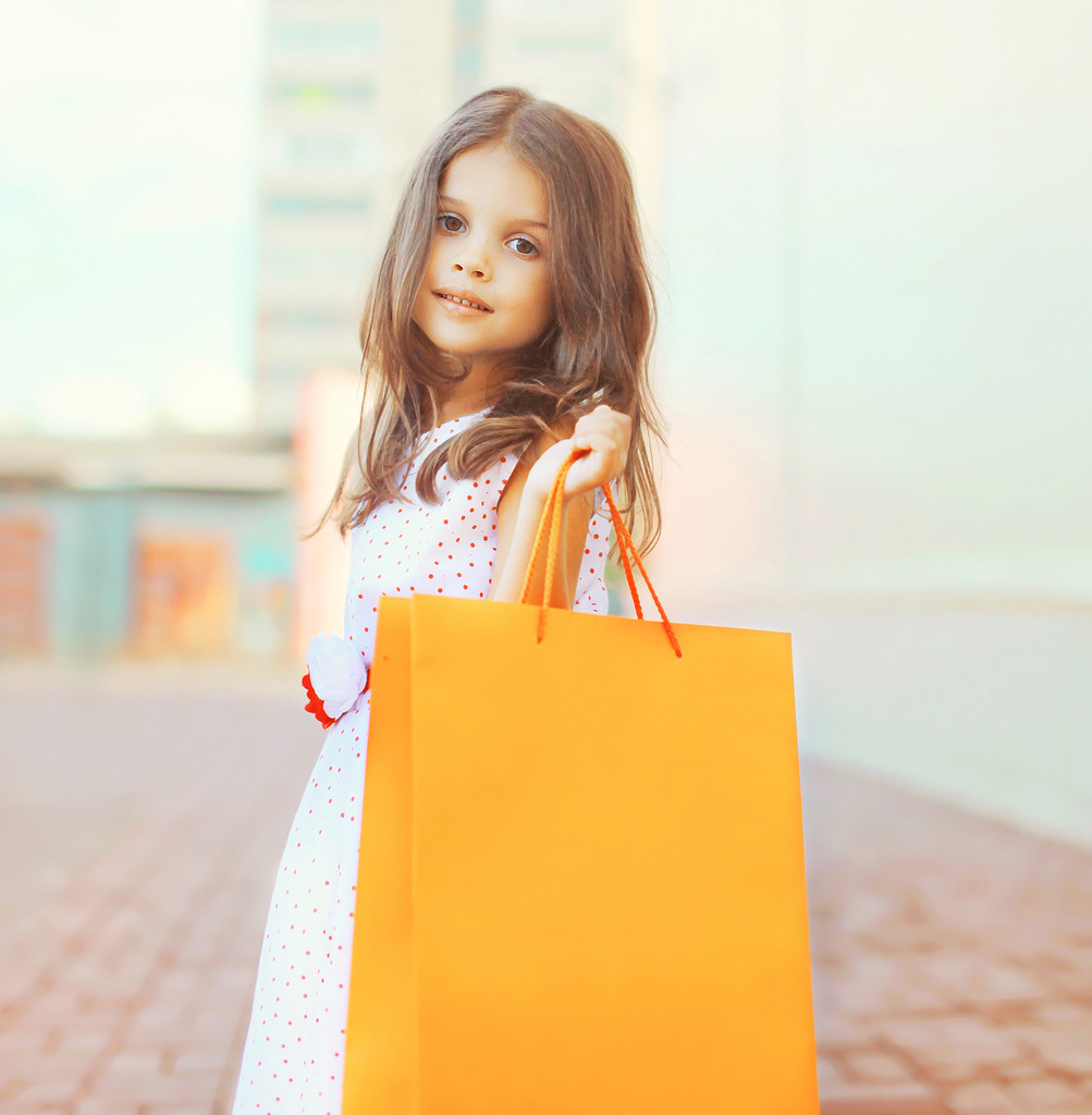 Portrait de belle petite fille avec sac à provisions en plein air
 - Photo, image