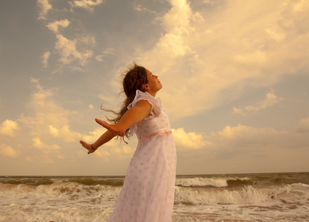 Красива дівчина на сонячному пляжі. Концепція свободи та миру
 - Фото, зображення