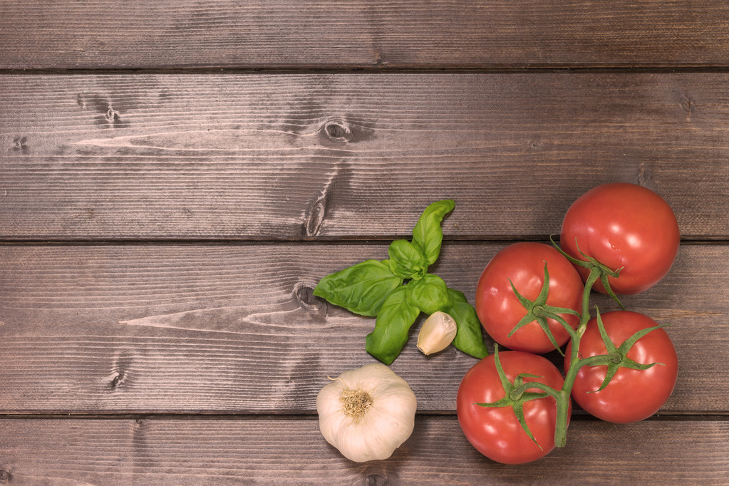 Tomates, ajo y albahaca en un escritorio de madera
 - Foto, Imagen