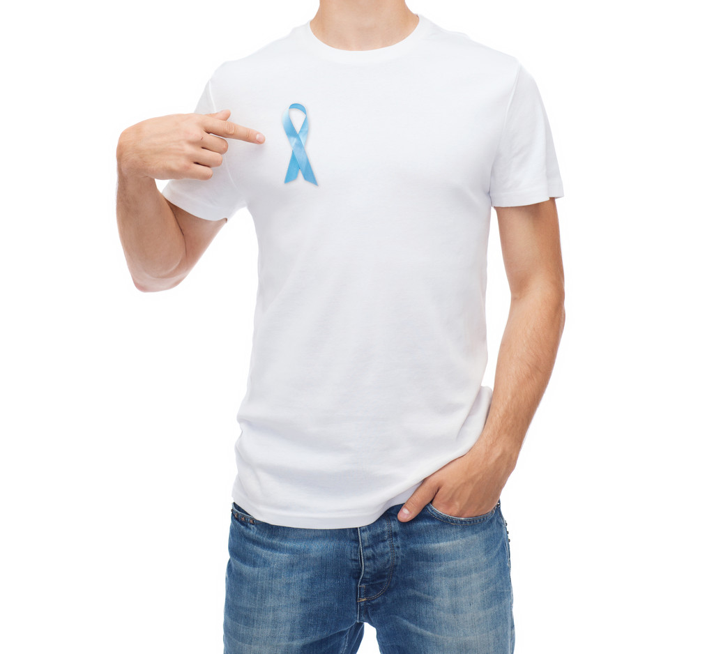 uomo con nastro blu di consapevolezza del cancro alla prostata
 - Foto, immagini