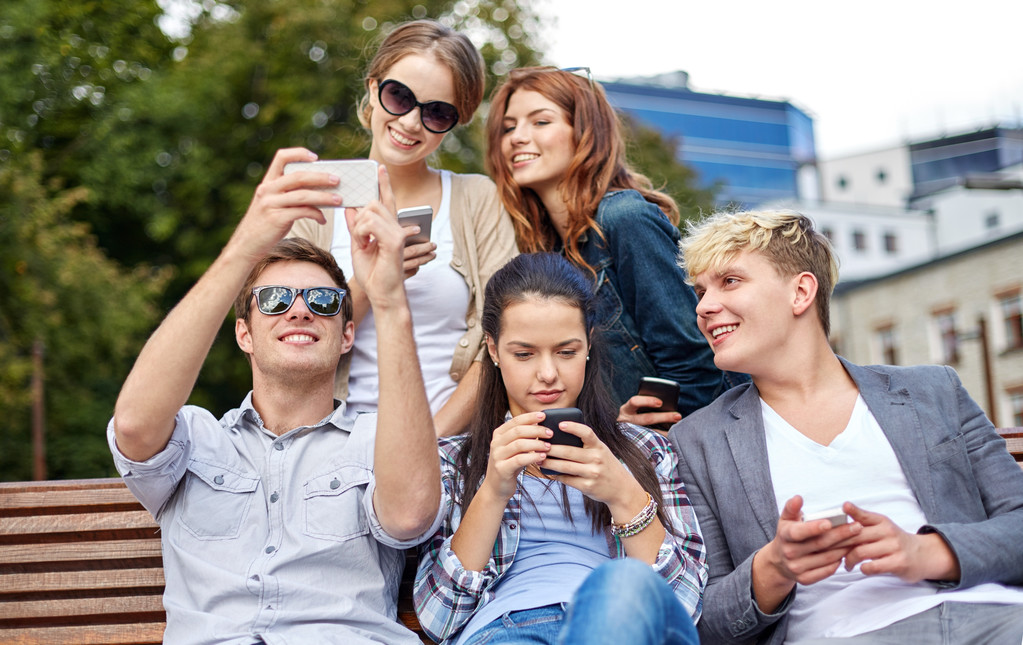 studentów lub młodzieży ze smartfonów w campus - Zdjęcie, obraz