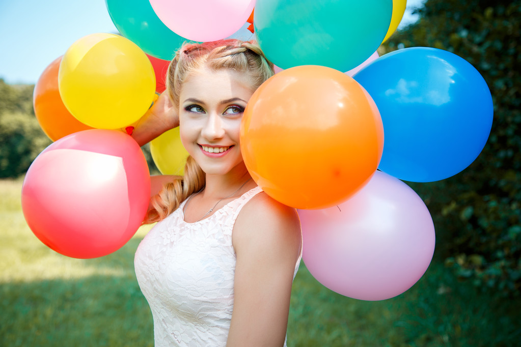 Close-up retrato de doce jovem bonita menina loira com maquiagem colorida com muitos balões coloridos
 - Foto, Imagem