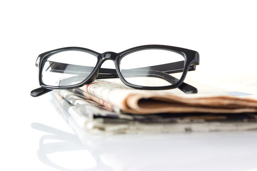 Gazeteler siyah gözlük - Fotoğraf, Görsel