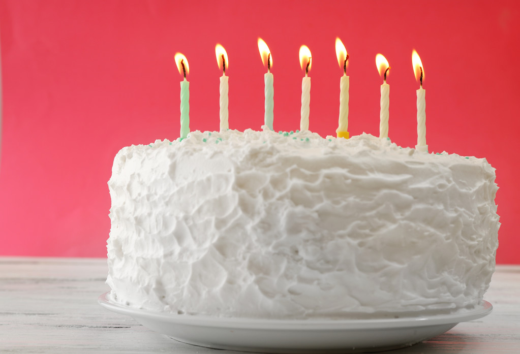 verjaardagstaart met kaarsen - Foto, afbeelding