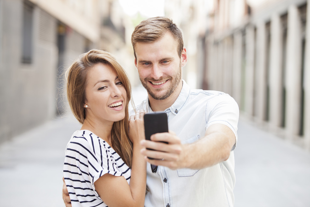 Diversão casal tirar fotos de auto-retrato com telefone inteligente móvel
 - Foto, Imagem